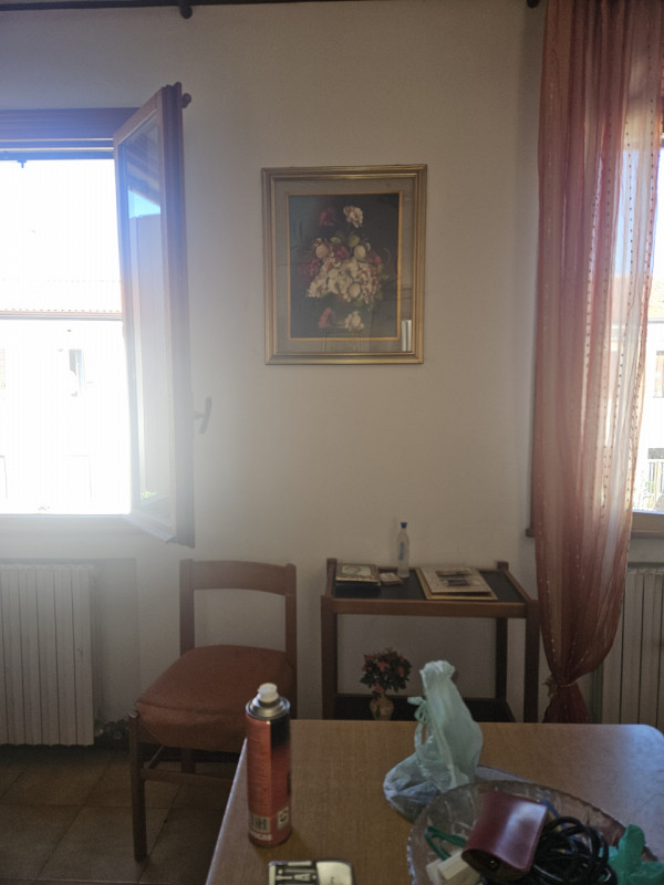 Situato nel cuore di Este, questo affascinante appartamento al primo piano è un'opportunità imper...