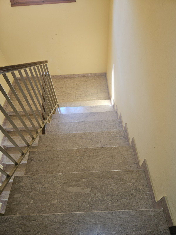 Situato nel cuore di Este, questo affascinante appartamento al primo piano è un'opportunità imper...