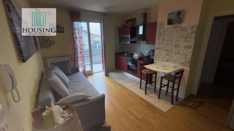 Nel Comune di Jesolo, proponiamo un appartamento al primo ed ultimo piano (senza ascensore) all'i...