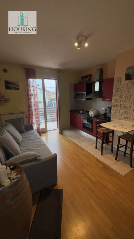 Nel Comune di Jesolo, proponiamo un appartamento al primo ed ultimo piano (senza ascensore) all'i...