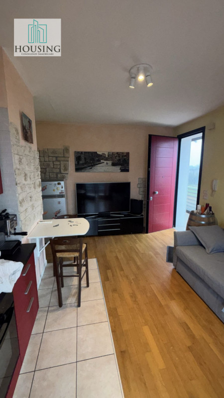 Nel Comune di Jesolo, proponiamo un appartamento al primo ed ultimo piano (senza ascensore) all'i...