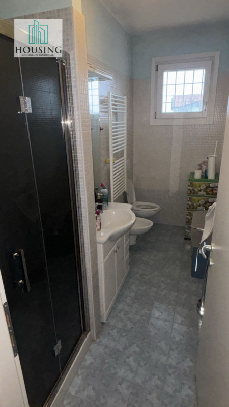 Nel Comune di Jesolo, proponiamo un appartamento al primo ed ultimo piano (senza ascensore) all'i...