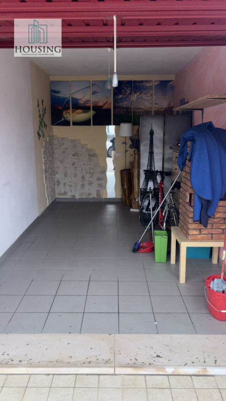 Nel Comune di Jesolo, proponiamo un appartamento al primo ed ultimo piano (senza ascensore) all'i...