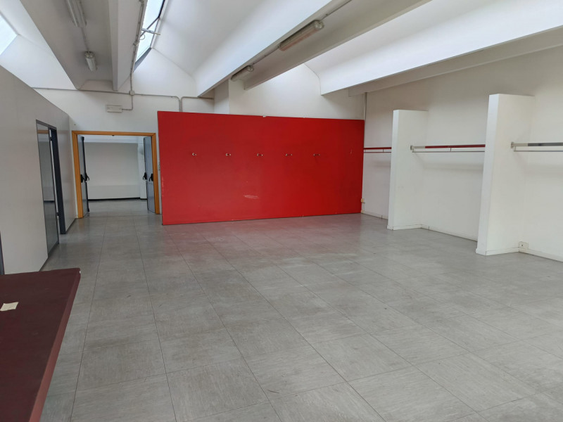 centro grossisti libero subito ufficio di 130 mq al primo piano ,ampio parcheggio --- annuncio pu...