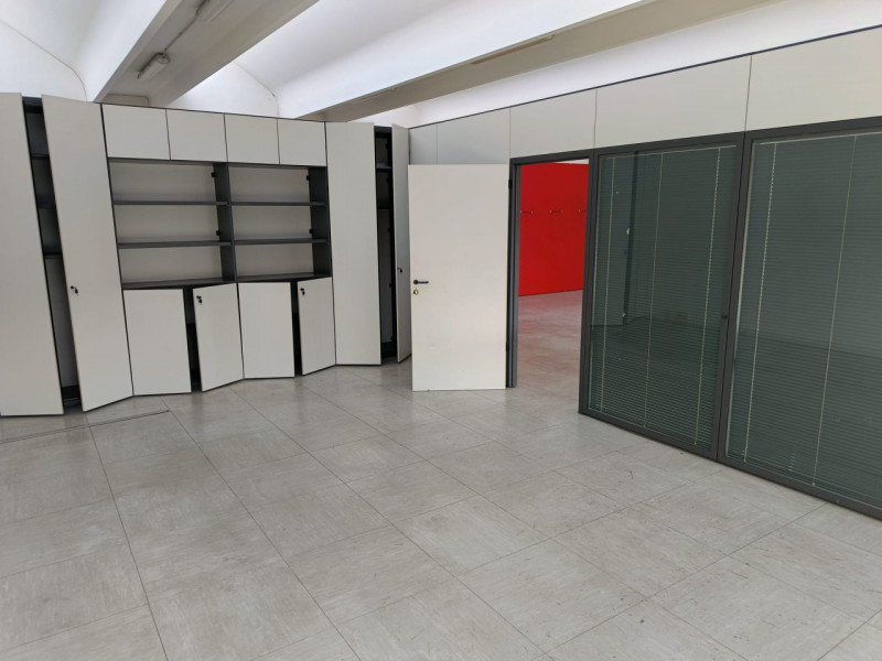 centro grossisti libero subito ufficio di 130 mq al primo piano ,ampio parcheggio --- annuncio pu...