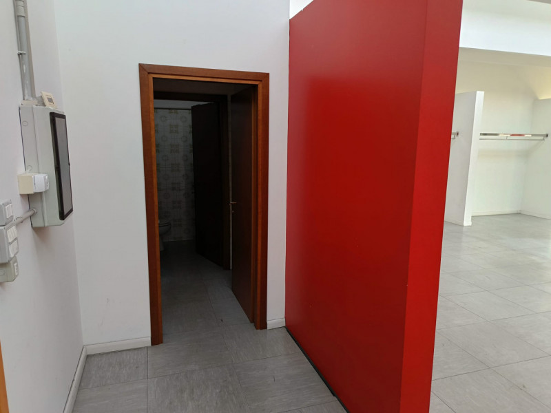 centro grossisti libero subito ufficio di 130 mq al primo piano ,ampio parcheggio --- annuncio pu...