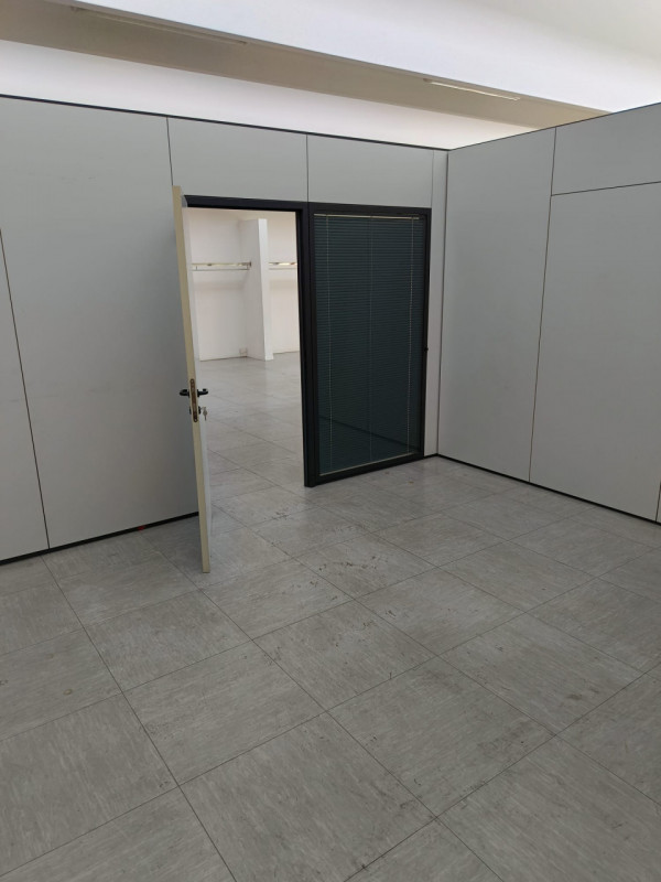 centro grossisti libero subito ufficio di 130 mq al primo piano ,ampio parcheggio --- annuncio pu...