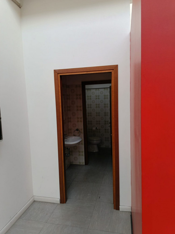 centro grossisti libero subito ufficio di 130 mq al primo piano ,ampio parcheggio --- annuncio pu...