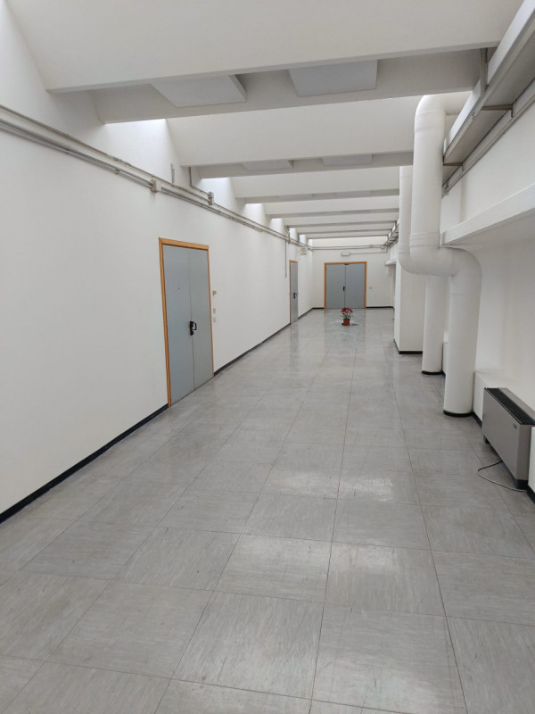 centro grossisti libero subito ufficio di 130 mq al primo piano ,ampio parcheggio --- annuncio pu...