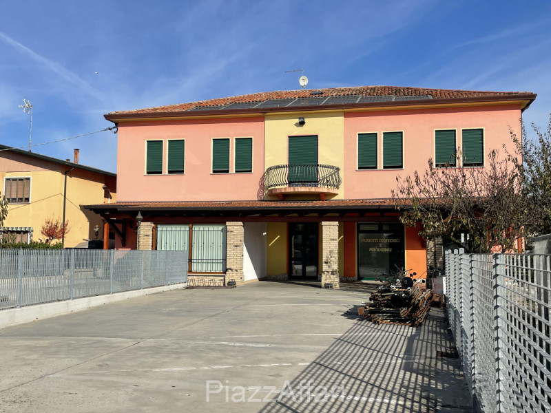 RIF. CORR32

Fabbricato atipico in centro del paese di Correzzola nella via principale a 200 m da...