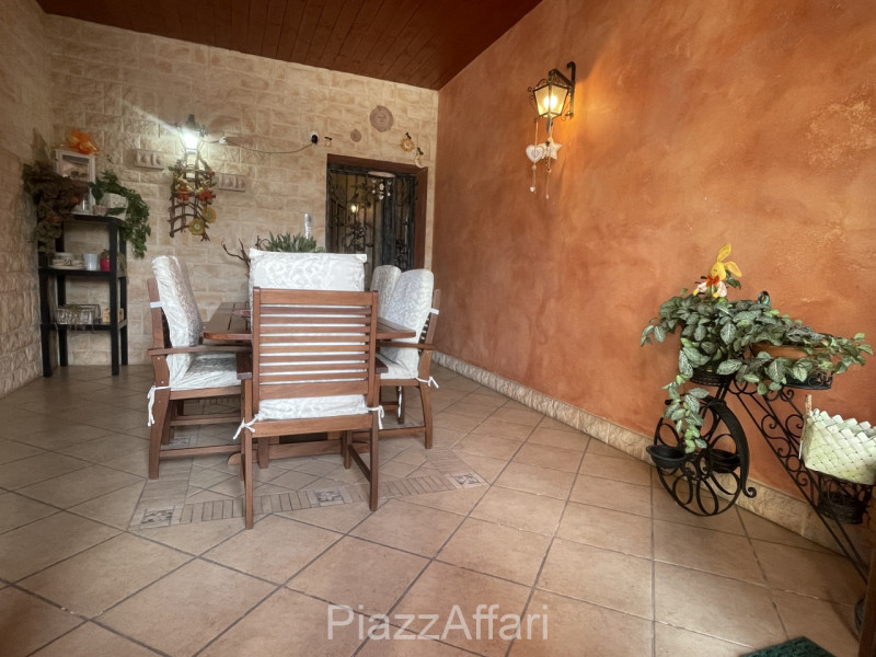 RIF. CORR32

Fabbricato atipico in centro del paese di Correzzola nella via principale a 200 m da...