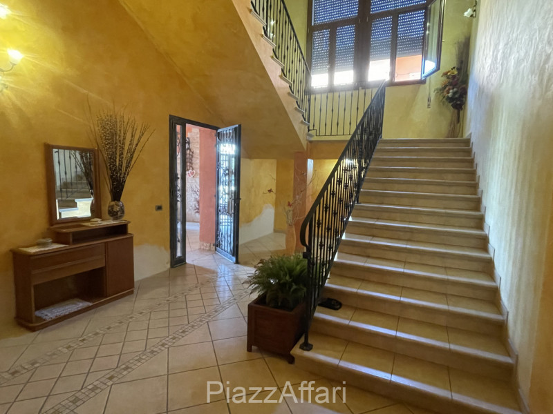 RIF. CORR32

Fabbricato atipico in centro del paese di Correzzola nella via principale a 200 m da...