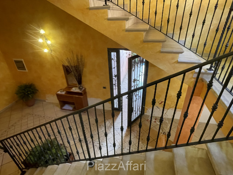 RIF. CORR32

Fabbricato atipico in centro del paese di Correzzola nella via principale a 200 m da...