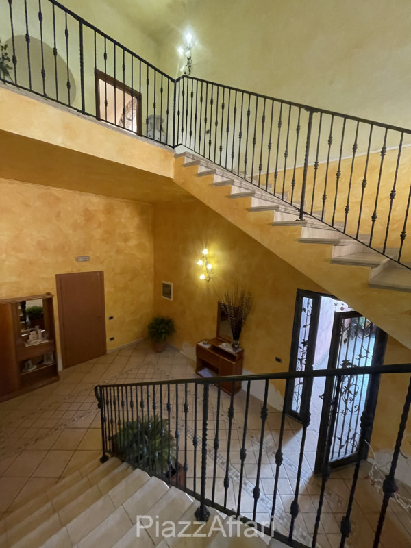 RIF. CORR32

Fabbricato atipico in centro del paese di Correzzola nella via principale a 200 m da...