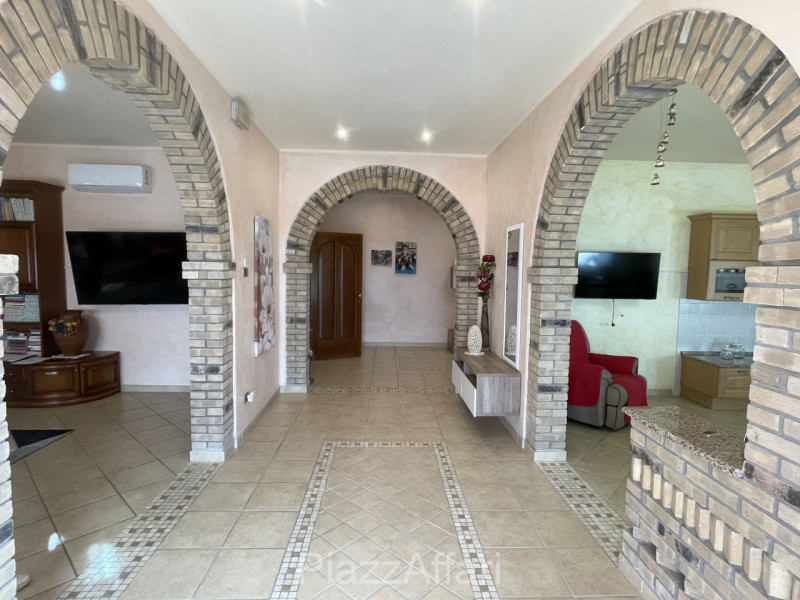 RIF. CORR32

Fabbricato atipico in centro del paese di Correzzola nella via principale a 200 m da...