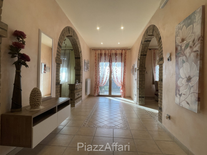 RIF. CORR32

Fabbricato atipico in centro del paese di Correzzola nella via principale a 200 m da...