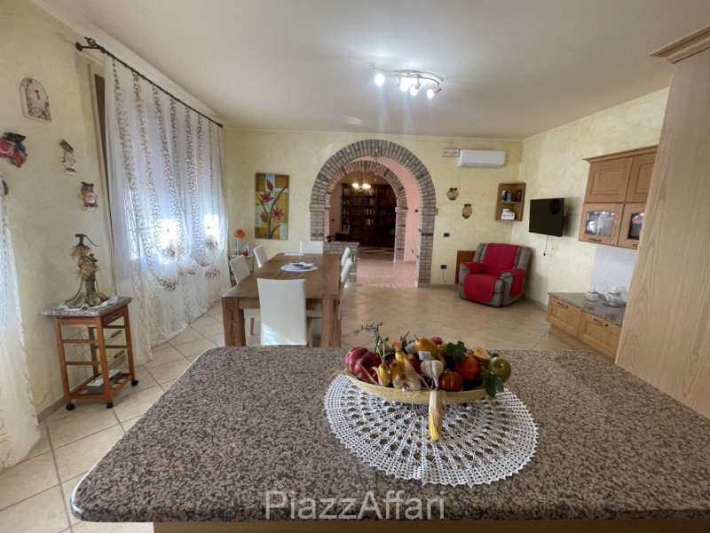 RIF. CORR32

Fabbricato atipico in centro del paese di Correzzola nella via principale a 200 m da...