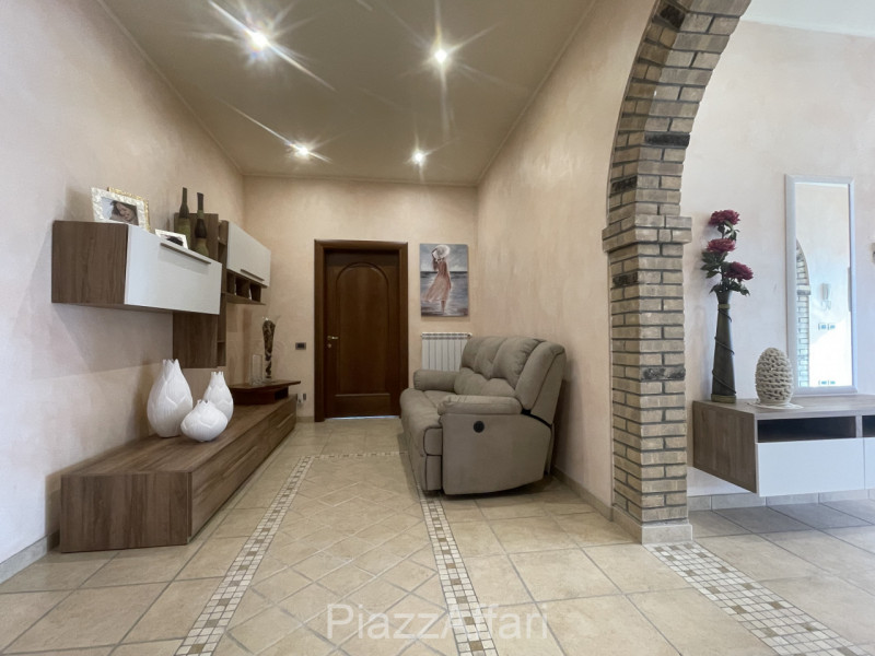 RIF. CORR32

Fabbricato atipico in centro del paese di Correzzola nella via principale a 200 m da...