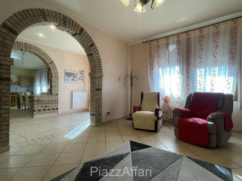 RIF. CORR32

Fabbricato atipico in centro del paese di Correzzola nella via principale a 200 m da...