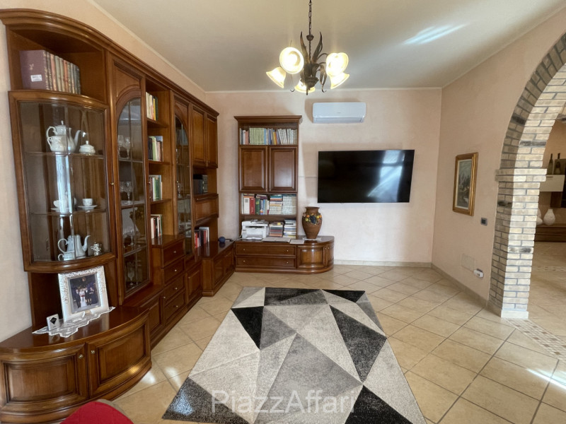 RIF. CORR32

Fabbricato atipico in centro del paese di Correzzola nella via principale a 200 m da...