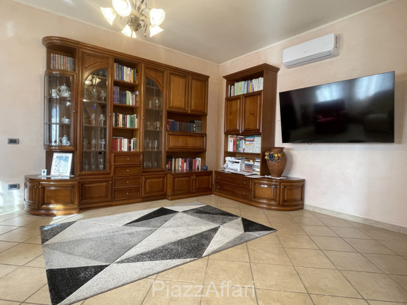 RIF. CORR32

Fabbricato atipico in centro del paese di Correzzola nella via principale a 200 m da...