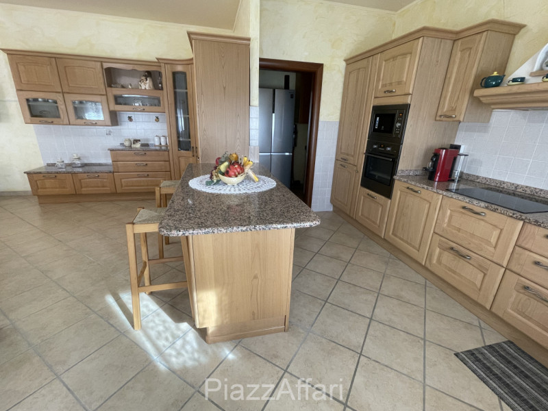 RIF. CORR32

Fabbricato atipico in centro del paese di Correzzola nella via principale a 200 m da...