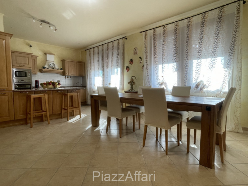 RIF. CORR32

Fabbricato atipico in centro del paese di Correzzola nella via principale a 200 m da...