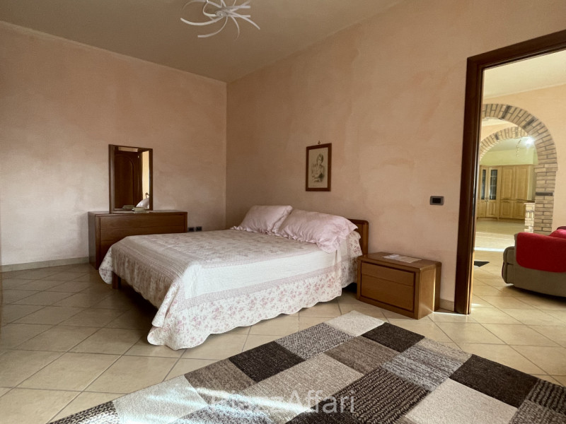 RIF. CORR32

Fabbricato atipico in centro del paese di Correzzola nella via principale a 200 m da...