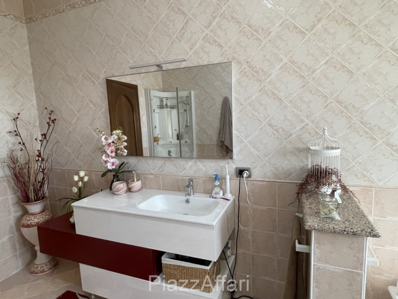 RIF. CORR32

Fabbricato atipico in centro del paese di Correzzola nella via principale a 200 m da...