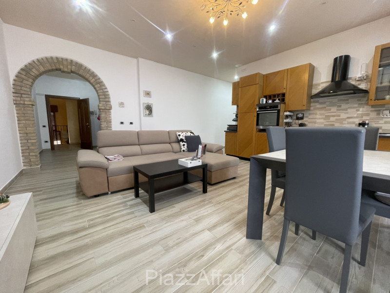 RIF. CORR32

Fabbricato atipico in centro del paese di Correzzola nella via principale a 200 m da...