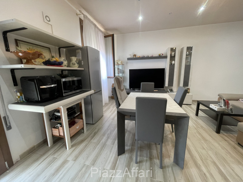 RIF. CORR32

Fabbricato atipico in centro del paese di Correzzola nella via principale a 200 m da...