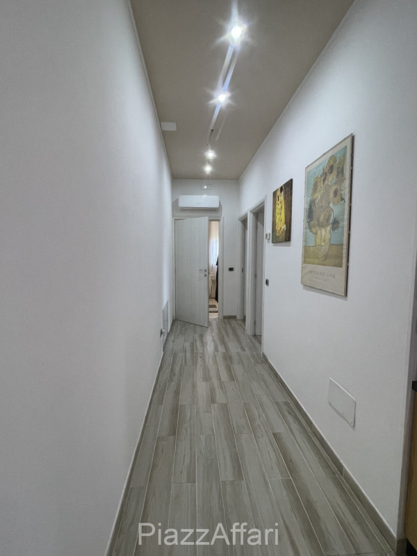 RIF. CORR32

Fabbricato atipico in centro del paese di Correzzola nella via principale a 200 m da...