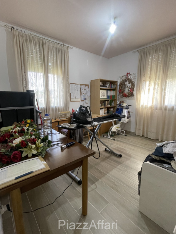 RIF. CORR32

Fabbricato atipico in centro del paese di Correzzola nella via principale a 200 m da...