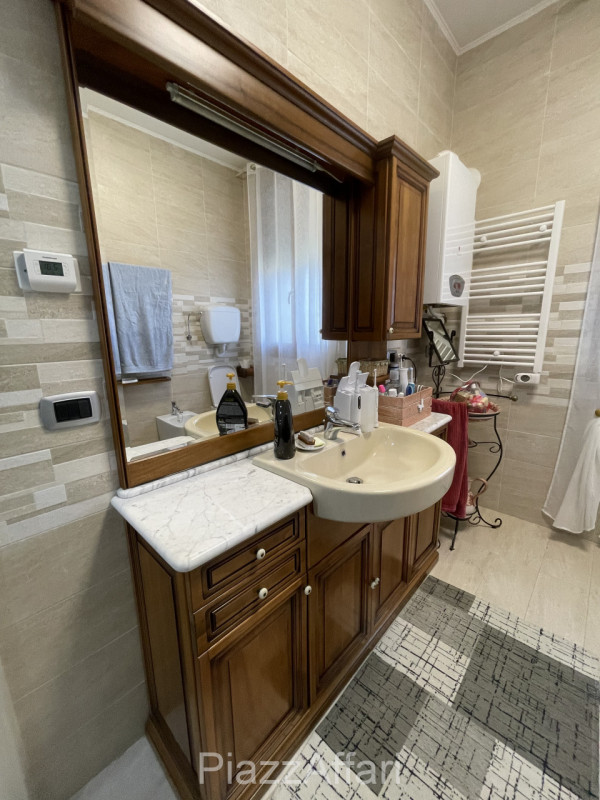 RIF. CORR32

Fabbricato atipico in centro del paese di Correzzola nella via principale a 200 m da...