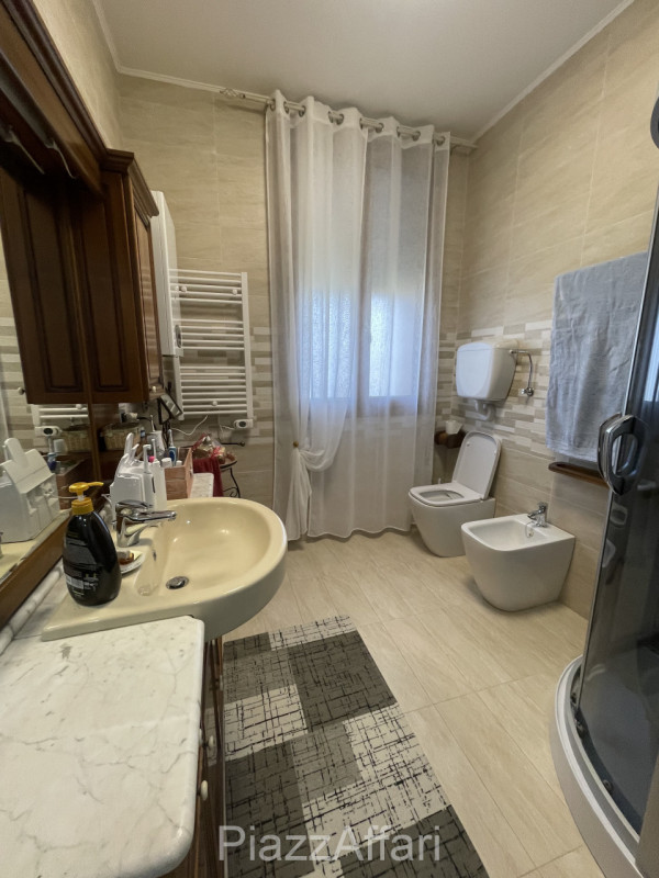 RIF. CORR32

Fabbricato atipico in centro del paese di Correzzola nella via principale a 200 m da...