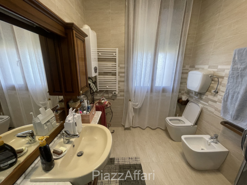 RIF. CORR32

Fabbricato atipico in centro del paese di Correzzola nella via principale a 200 m da...