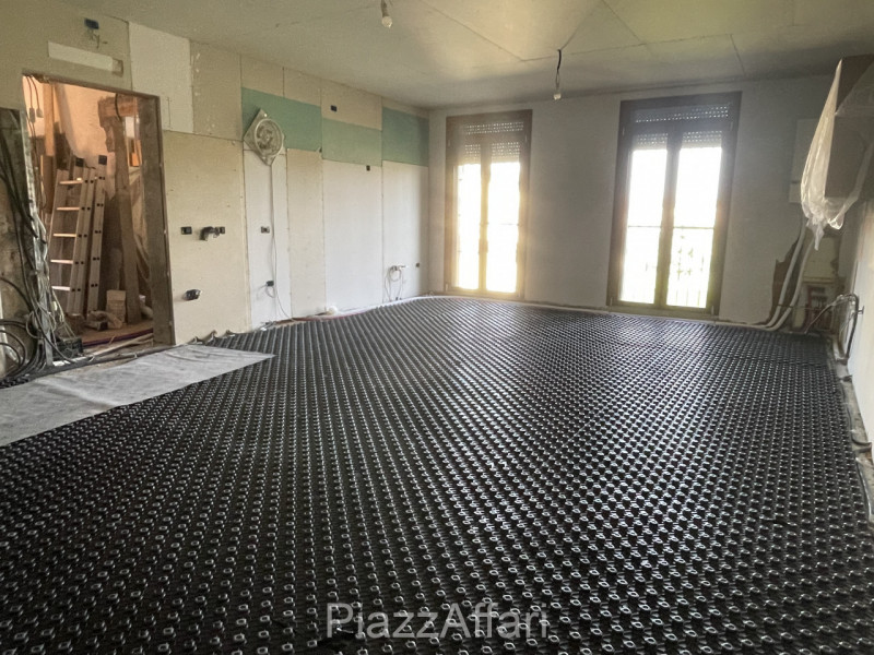 RIF. CORR32

Fabbricato atipico in centro del paese di Correzzola nella via principale a 200 m da...