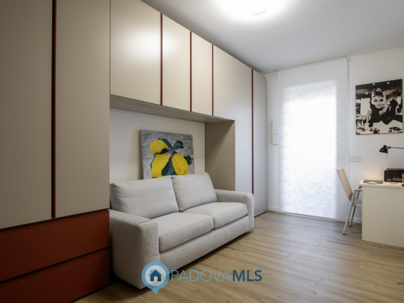 Mestrino: 
In quartiere residenziale nel cuore di Mestrino proponiamo un'attico composto da un'am...