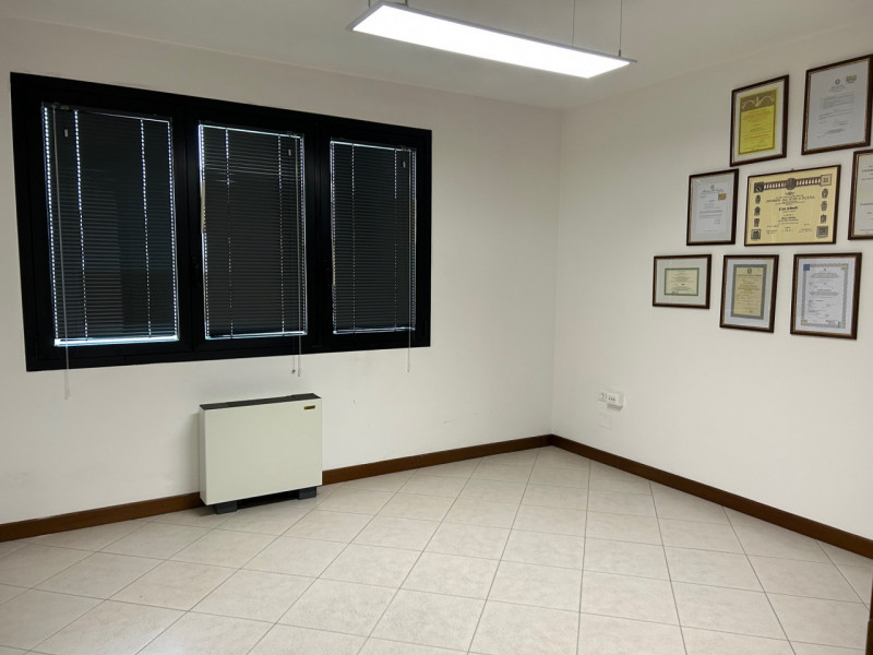 ZONA CENTRALE, in ottima posizione, con ampia possibilità di parcheggio, proponiamo in affitto uf...