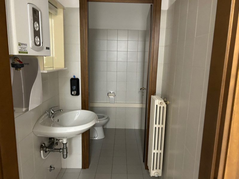 ZONA CENTRALE, in ottima posizione, con ampia possibilità di parcheggio, proponiamo in affitto uf...