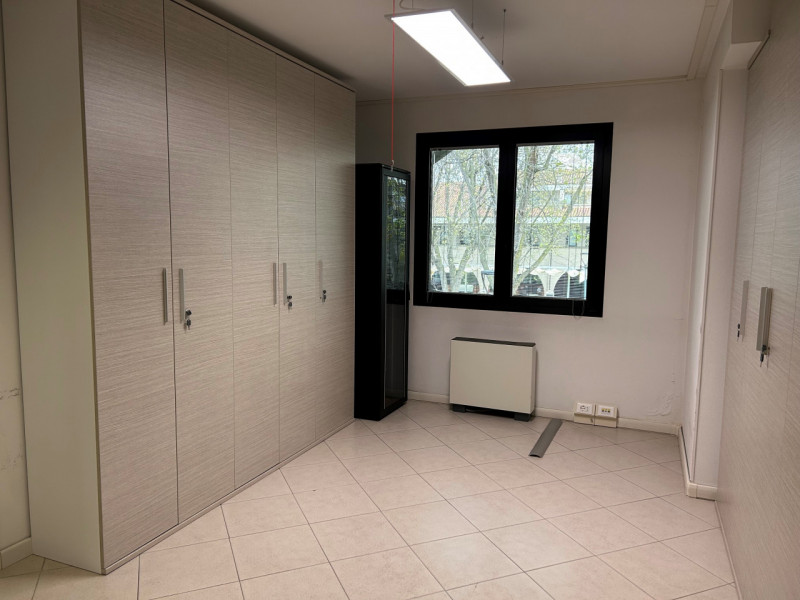 ZONA CENTRALE, in ottima posizione, con ampia possibilità di parcheggio, proponiamo in affitto uf...