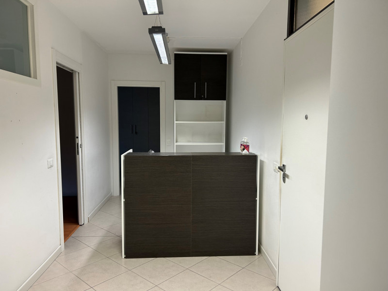 ZONA CENTRALE, in ottima posizione, con ampia possibilità di parcheggio, proponiamo in affitto uf...