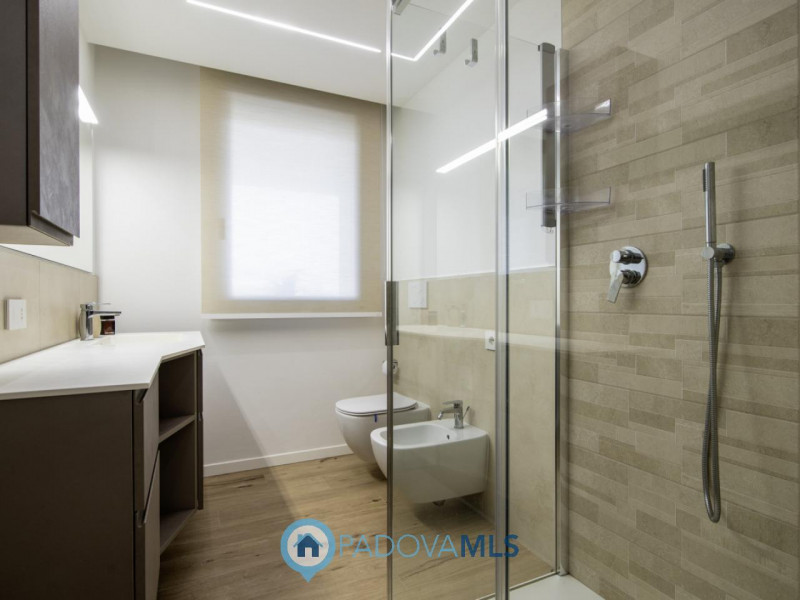 Mestrino: In quartiere residenziale nel cuore di Mestrino proponiamo un'attico composto da un'amp...