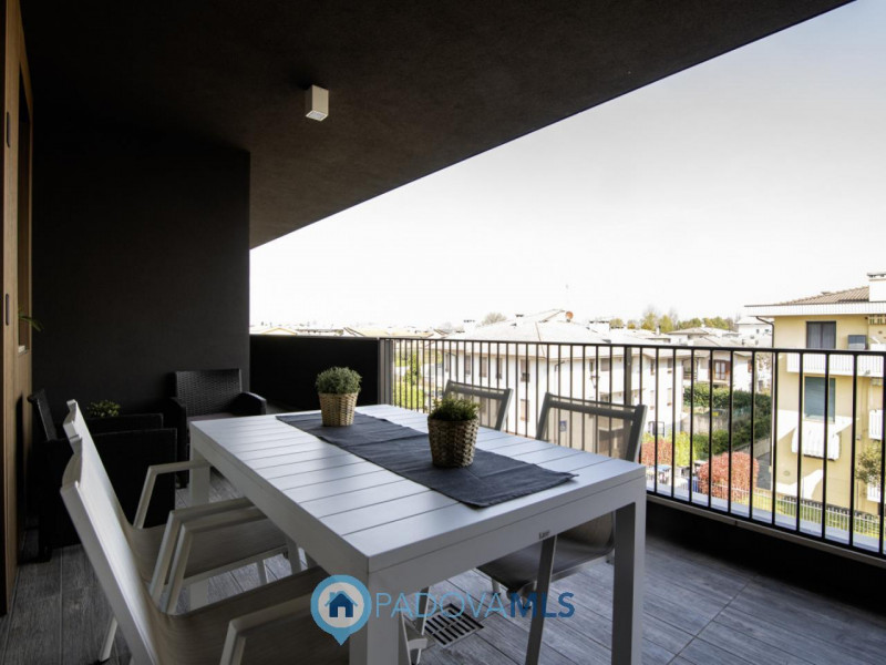 Mestrino: In quartiere residenziale nel cuore di Mestrino proponiamo un'attico composto da un'amp...