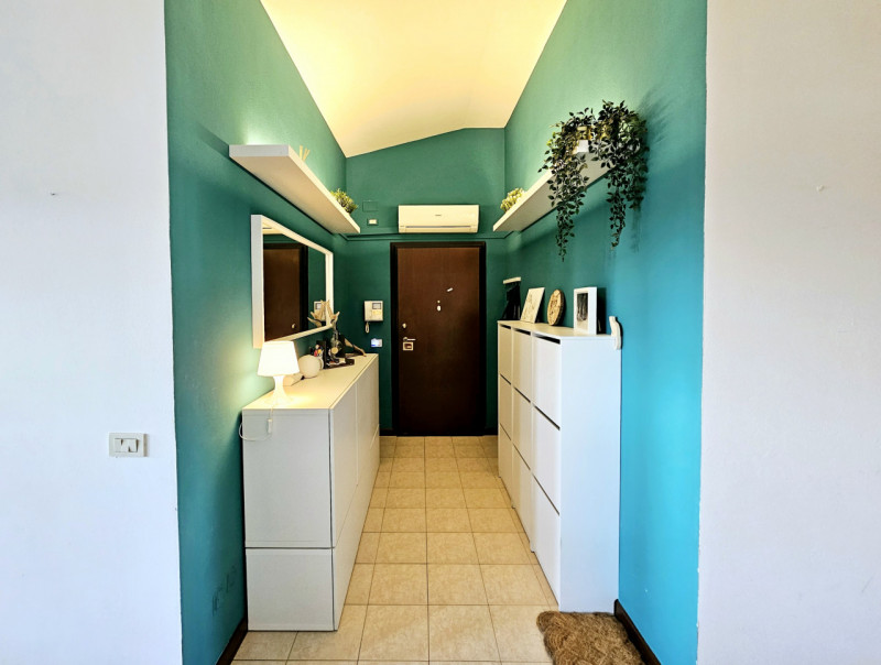 Proponiamo in vendita, un bellissimo e luminoso appartamento al terzo piano, situato in un curato...