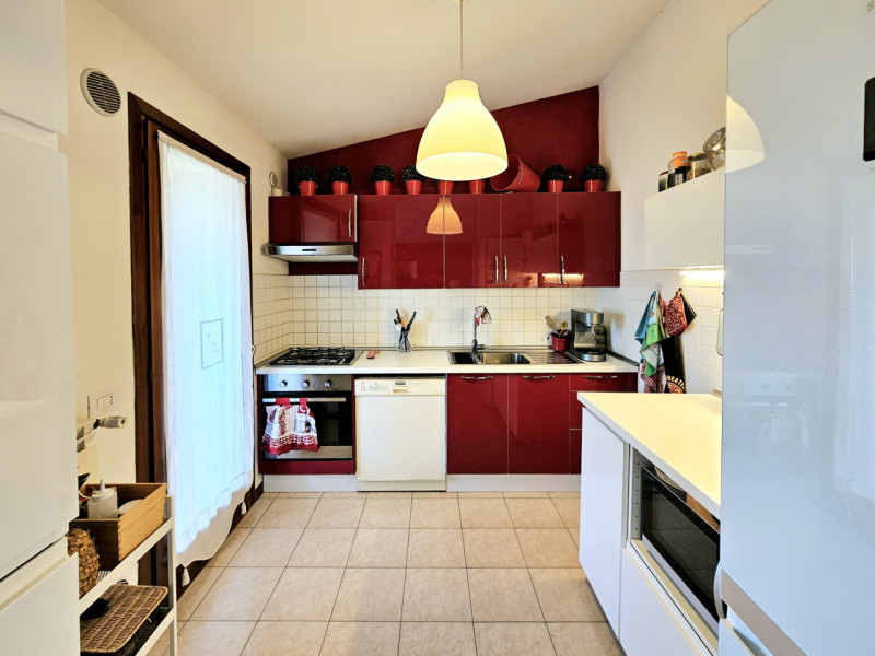 Proponiamo in vendita, un bellissimo e luminoso appartamento al terzo piano, situato in un curato...