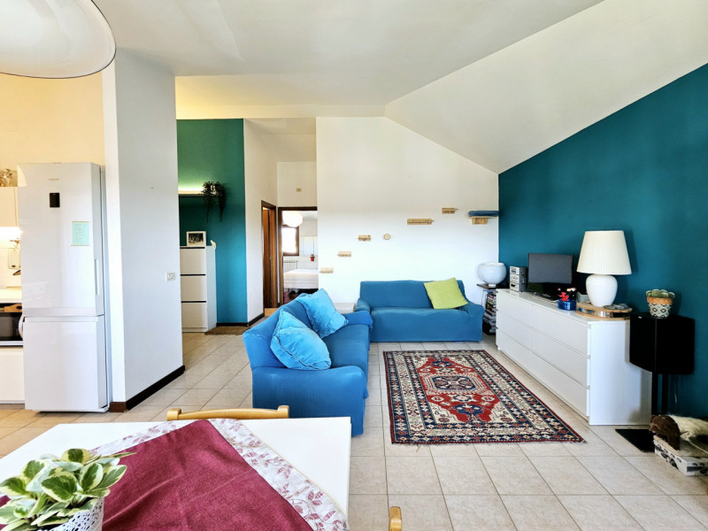 Proponiamo in vendita, un bellissimo e luminoso appartamento al terzo piano, situato in un curato...