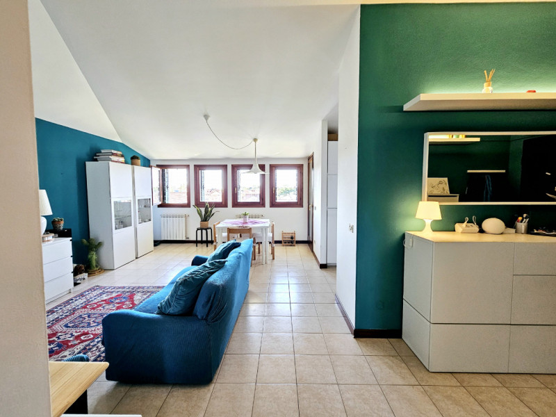 Proponiamo in vendita, un bellissimo e luminoso appartamento al terzo piano, situato in un curato...