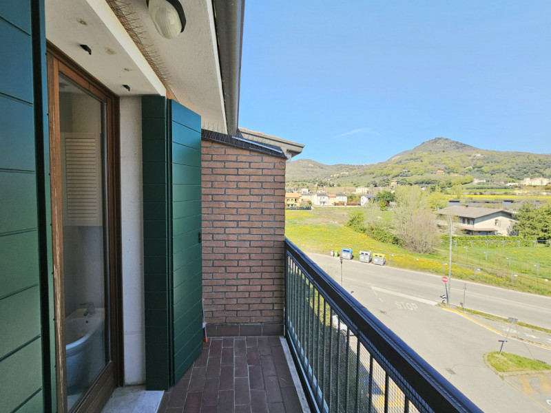 Proponiamo in vendita, un bellissimo e luminoso appartamento al terzo piano, situato in un curato...