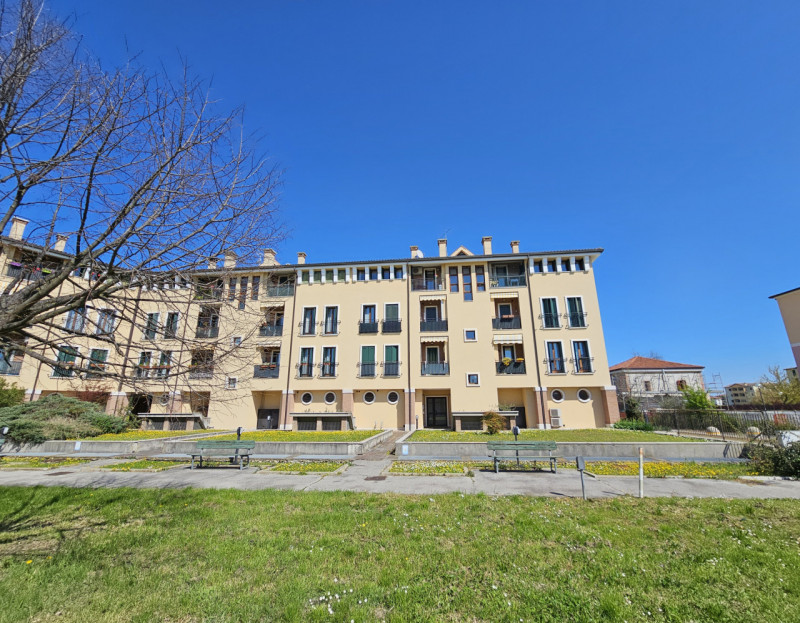 Proponiamo in vendita, un bellissimo e luminoso appartamento al terzo piano, situato in un curato...